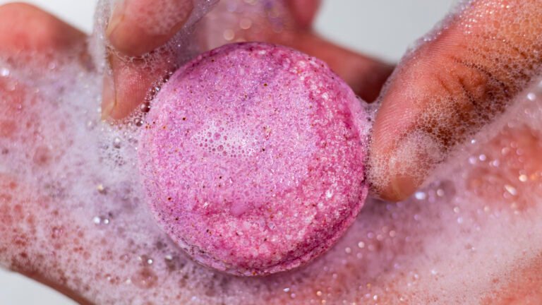 Descubra como armazenar sua barra de shampoo sólido - shampoo nutrição em mãos com espuma