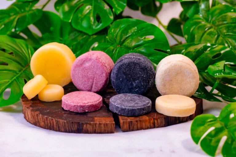 Cosméticos naturais e sustentáveis, shampoo e Condicionador em barra (sólido) Hapó Natural sobre madeira e plantas